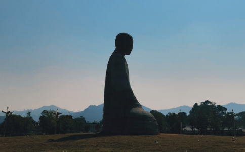 星云大师：《坛经》处凡愚而不减，在贤圣而不增，住烦恼而不乱，居禅定而不寂的意思